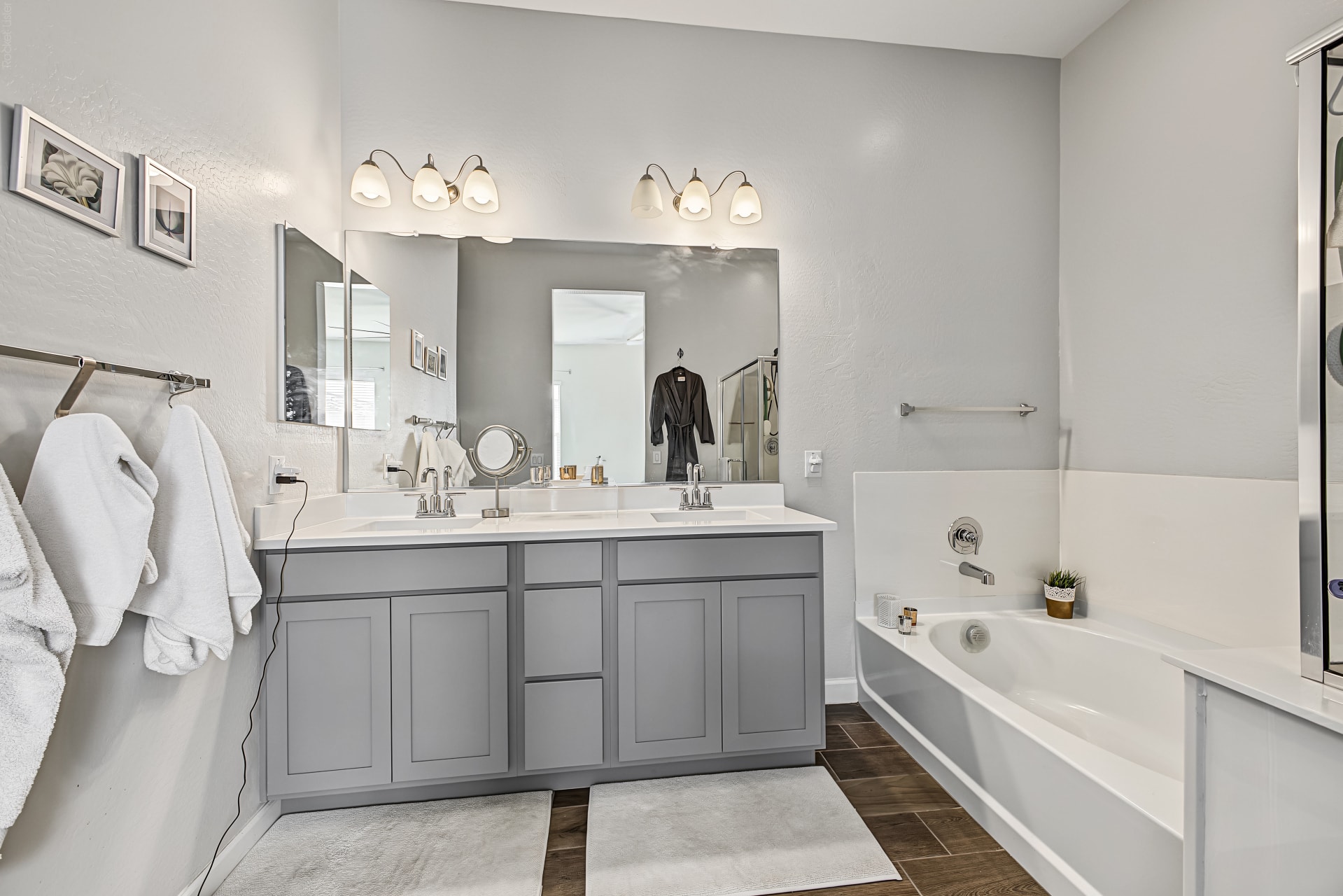 Interior — primary en-suite dual vanity and soaking tub